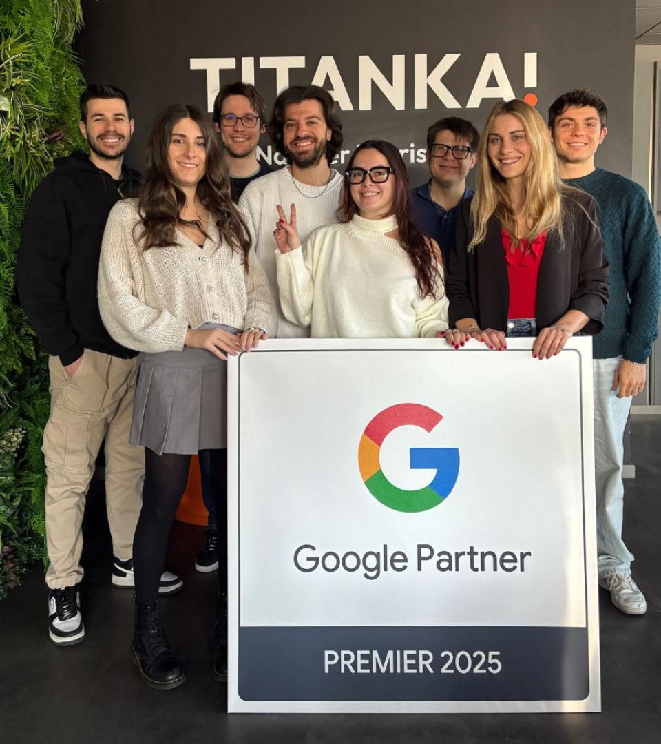 Team felice con certificato Google Partner Premier 2025 di fronte a TITANKA!